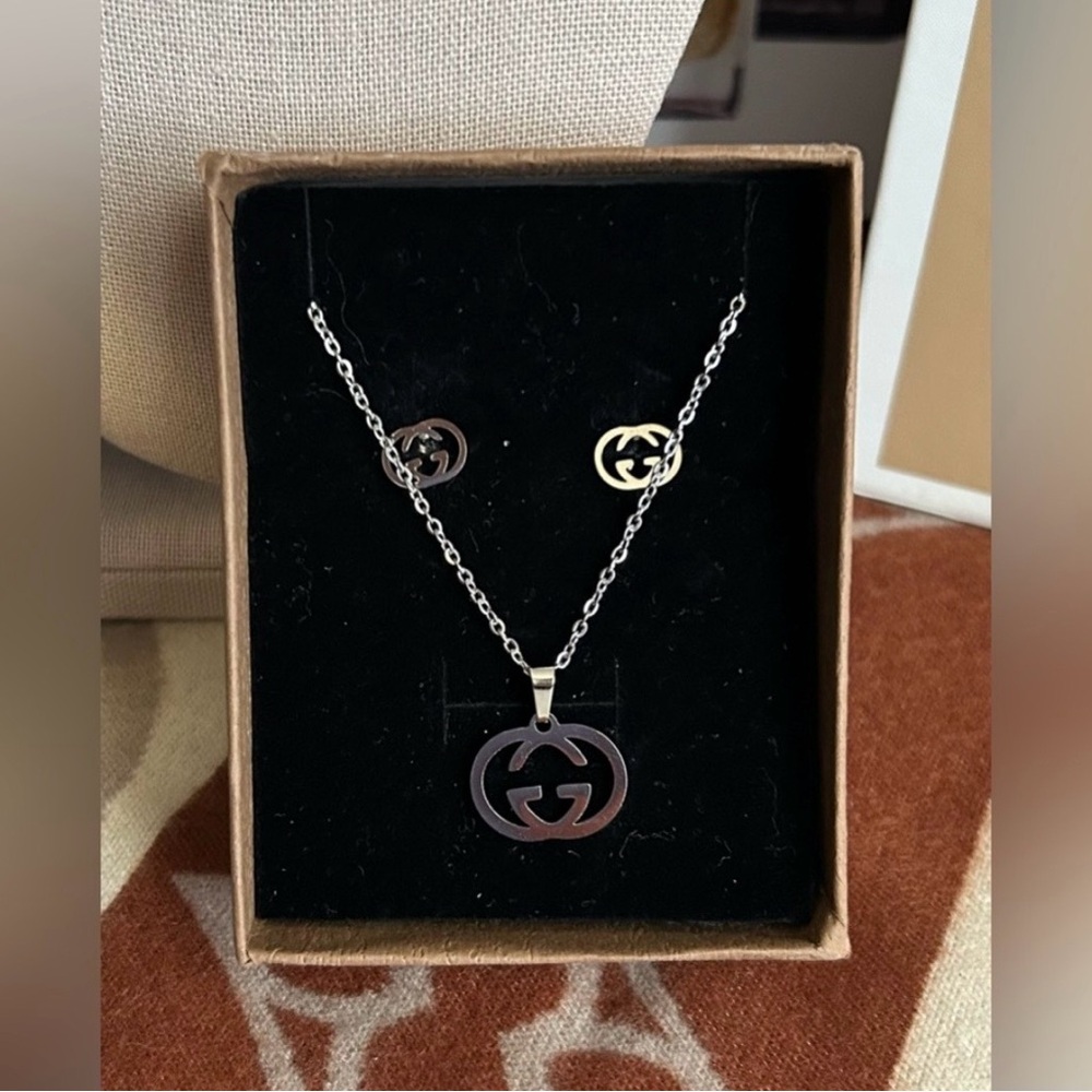 ✨ Like New ✨ Fashion GG Sliver Necklace & Earring Set ✨
